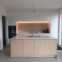 greeploze moderne keuken in nieuwbouw te Arendonk wit gecombineerd met hout ingewerkte ledverlichting in nis