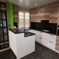 renovatie project te Zandhoven compacte keuken met mooie vitrinekast en graniet blad